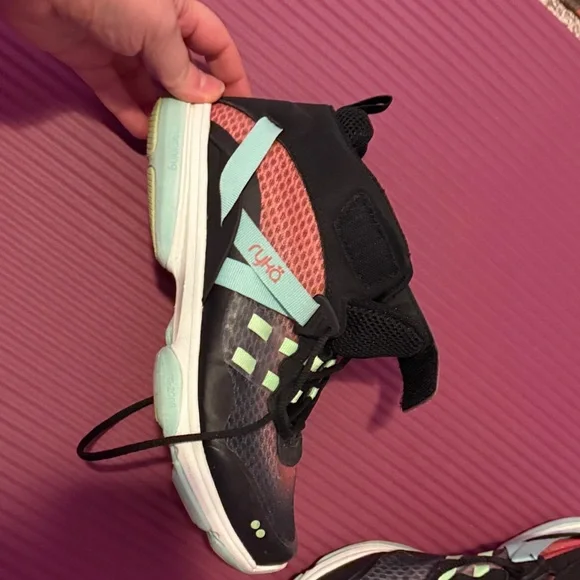 Women's Devotion XT Mid Top Training Shoe sz 9 - Picture 2 of 6